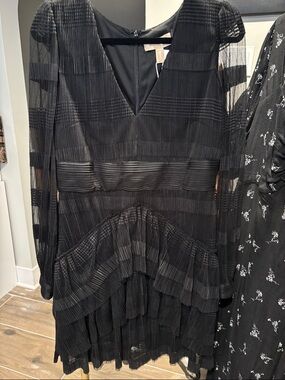 Jewel Badgley Mischka Black Tiered V-Neck Long Sleeve Dress